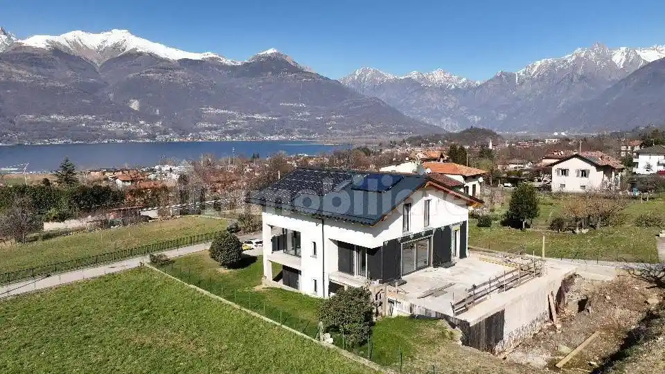 Villa in vendita a Colico