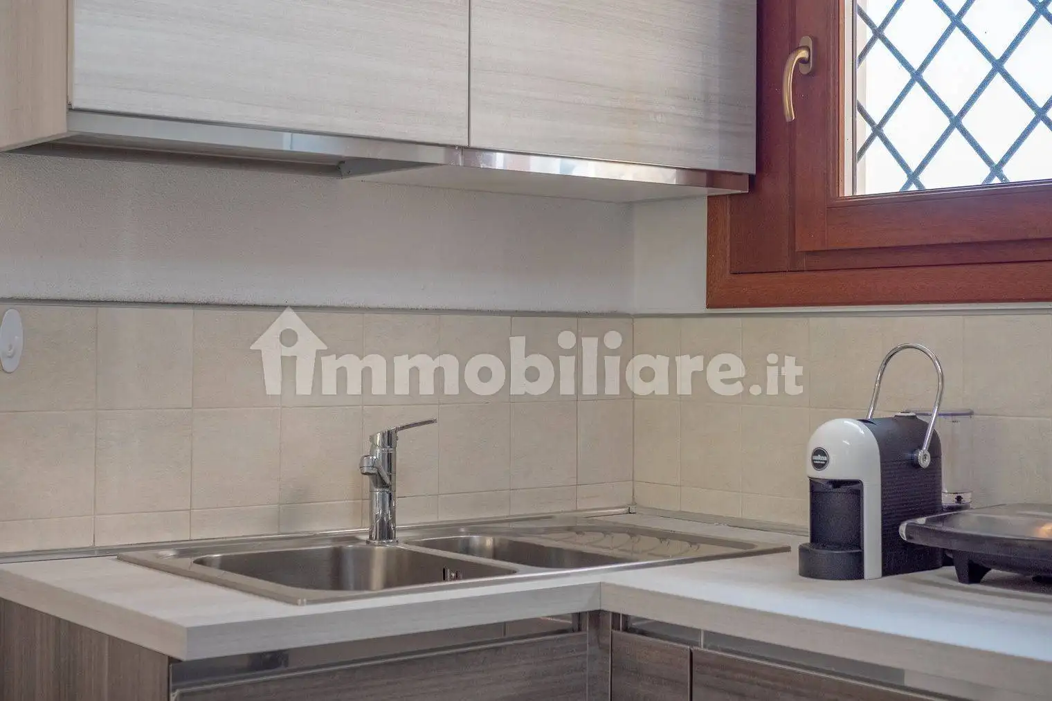 Villa a schiera Cod. B06 Budoni via dei lidi a soli 200 mt dalla spiaggia di Stella Marina e comodissima al centro ed ai servizi proponiamo in affitto per le vacanze estive recentissima villetta con g - foto 4