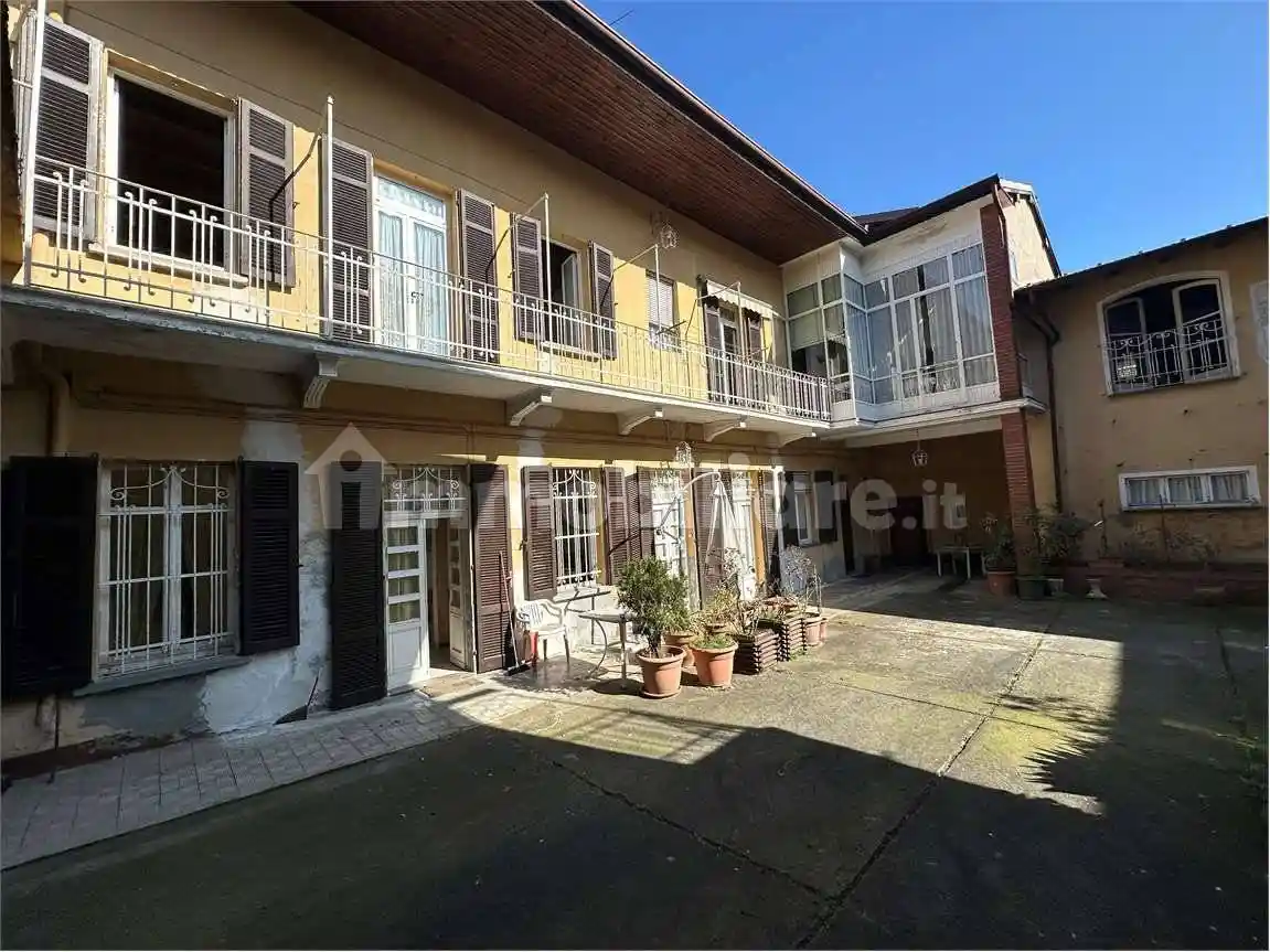 Palazzo - Edificio in vendita a Varallo Pombia