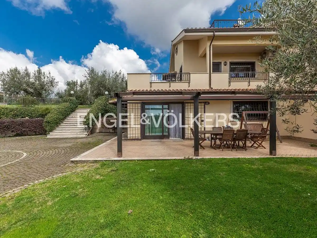 Villa in vendita a Genzano di Roma