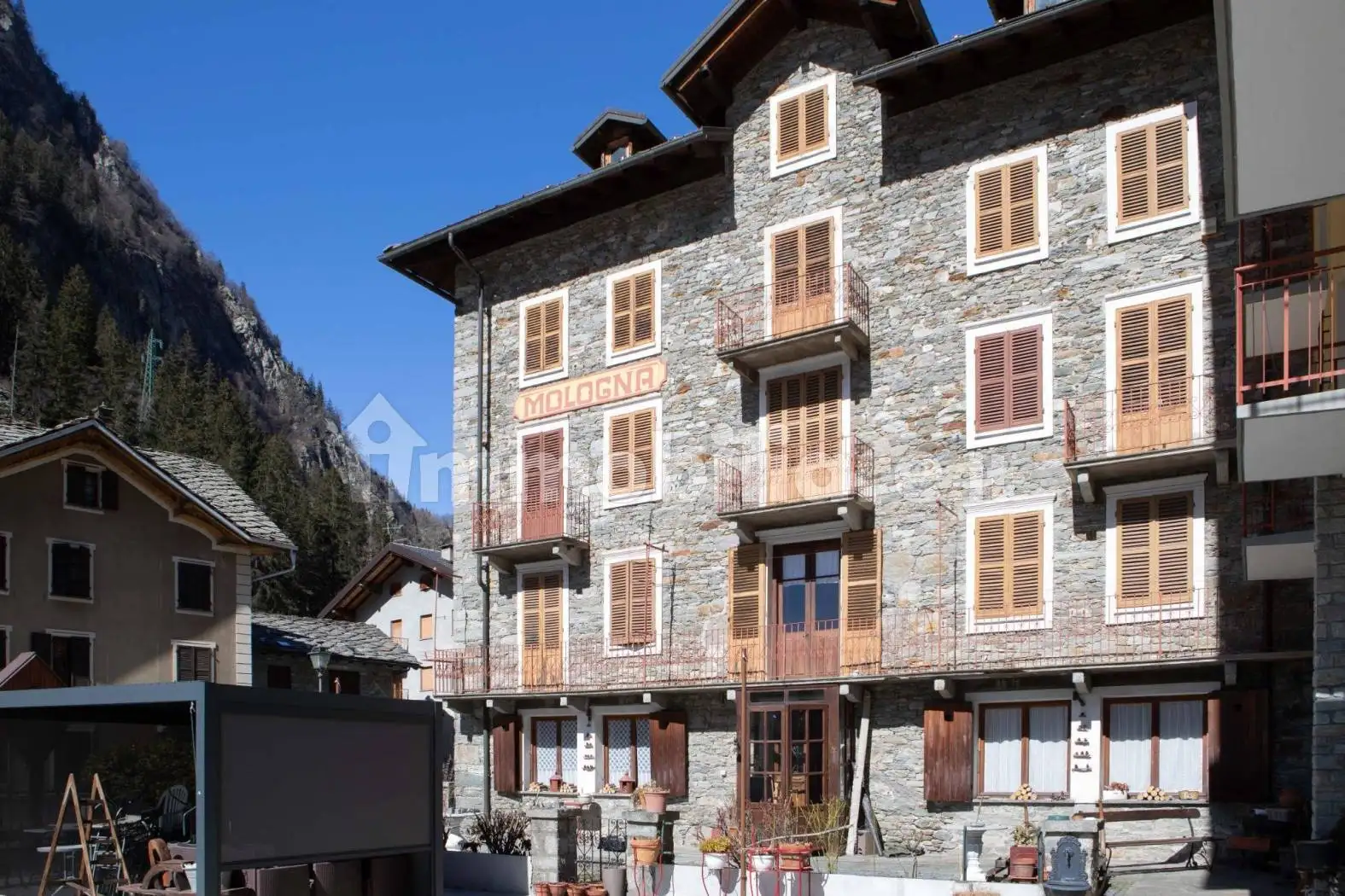 Palazzo - Edificio in vendita a Gaby