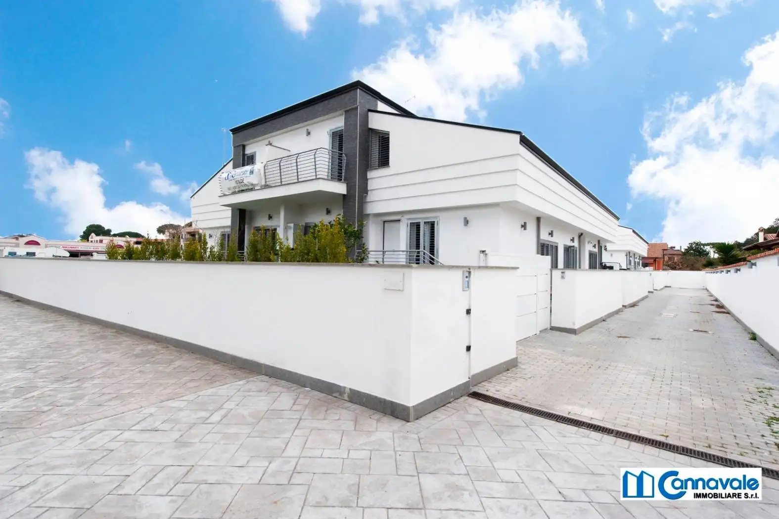 Villa plurifamiliare in vendita a Roma