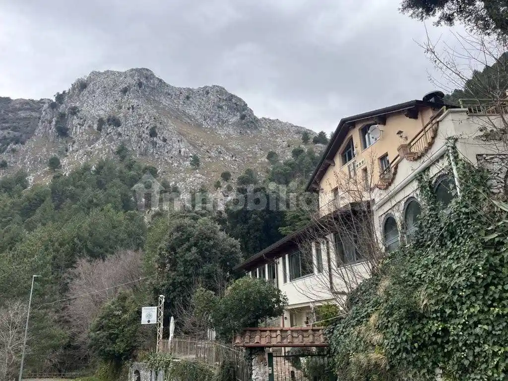 Palazzo - Edificio in vendita a Massa