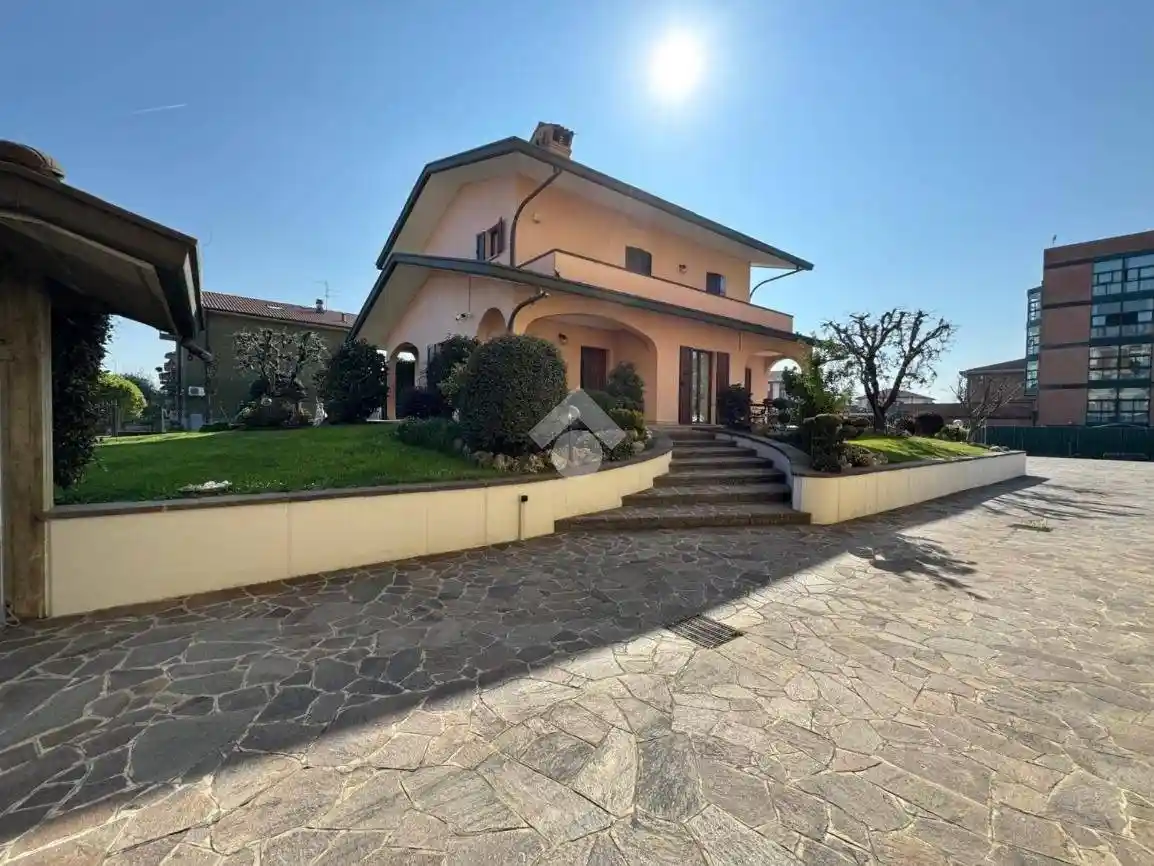 Villa in vendita a Madone