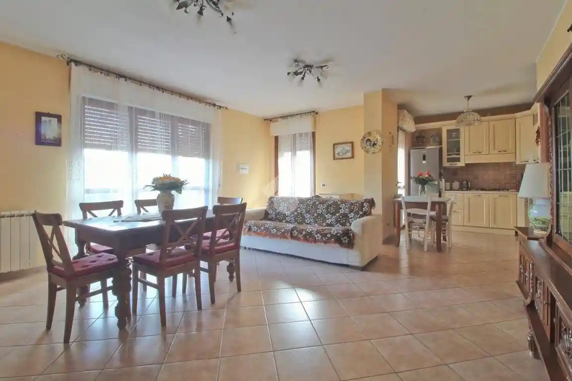 Trilocale Contrada Santarcangelo 20, Centro, Mosciano Sant'Angelo - foto 3