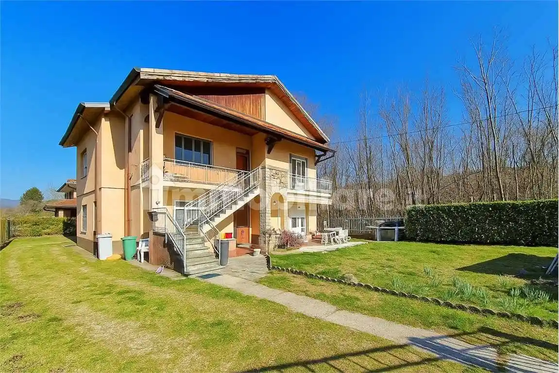 Appartamento in vendita a Angera