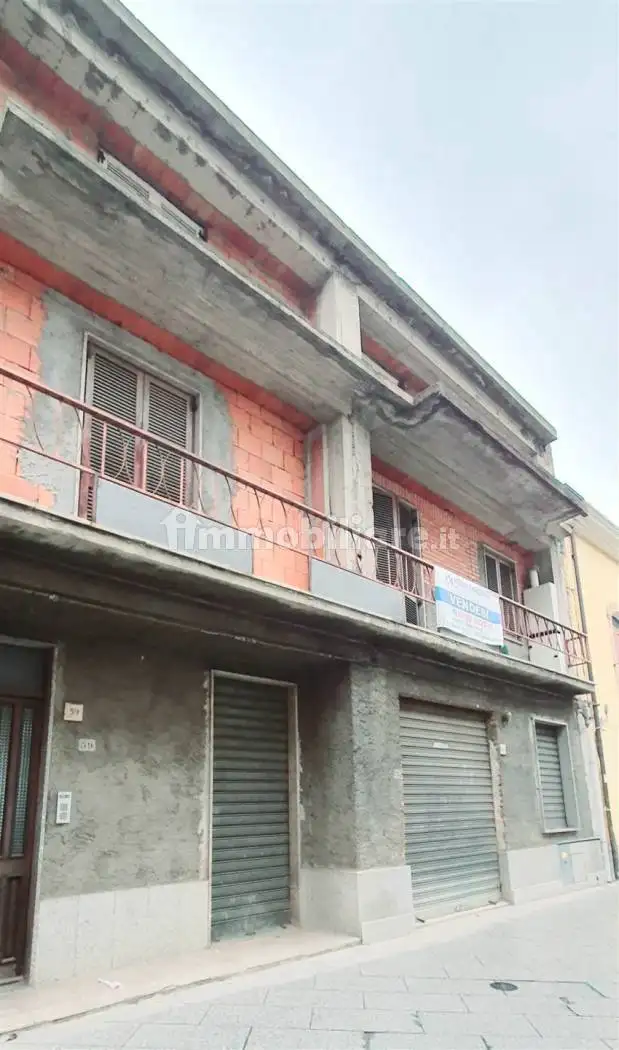 Palazzo - Edificio in vendita a Ilbono