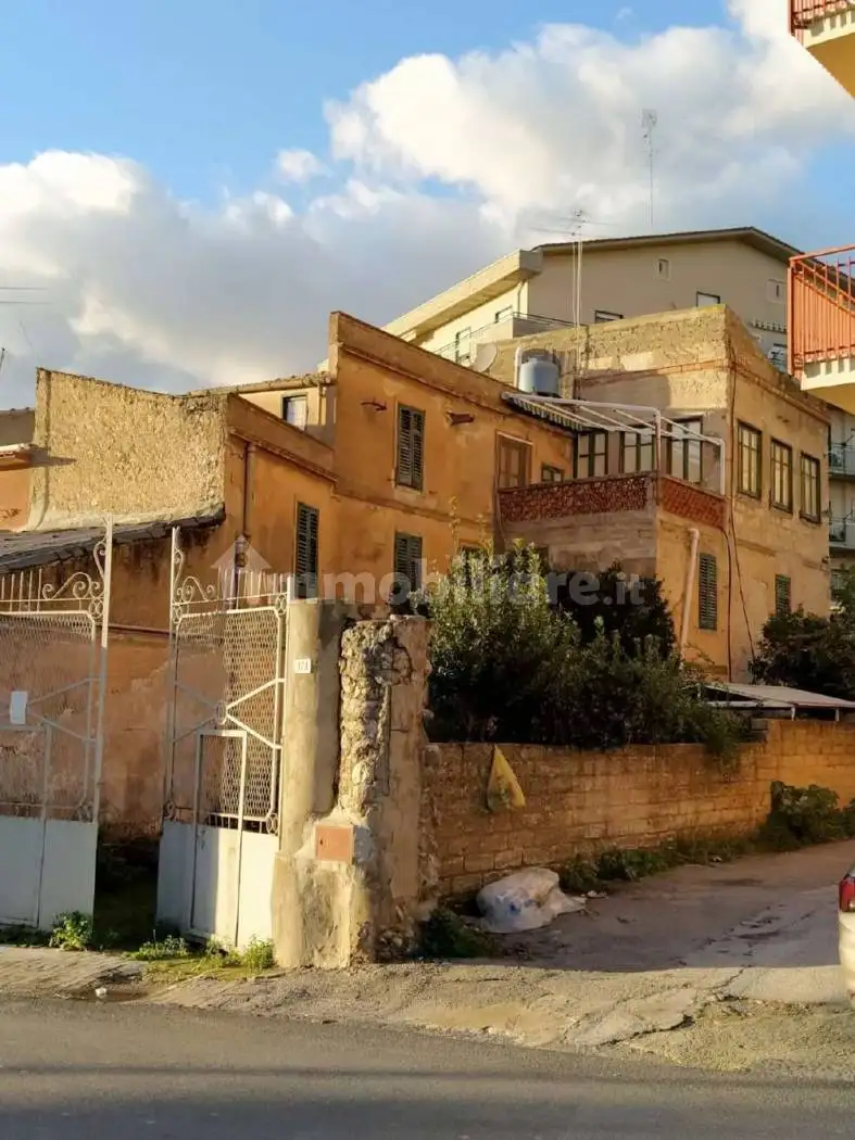 Palazzo - Edificio in vendita a Serradifalco