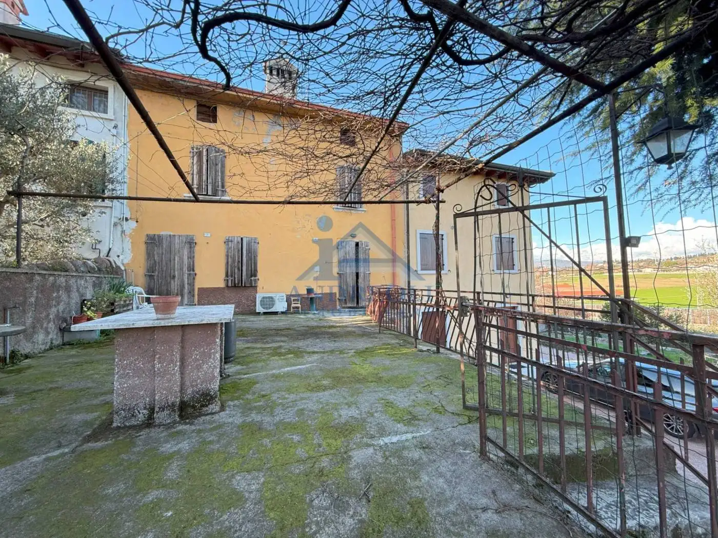 Rustico - Casale in vendita a Pastrengo