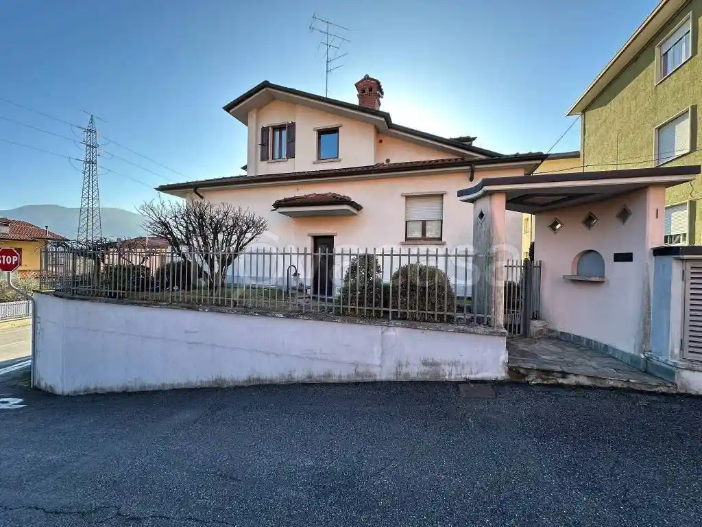 Villa in vendita a Alzano Lombardo
