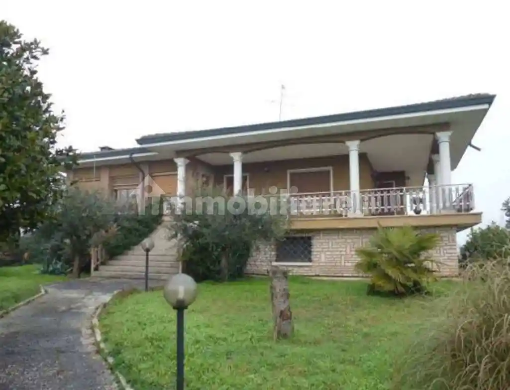 Villa in vendita a Roverbella