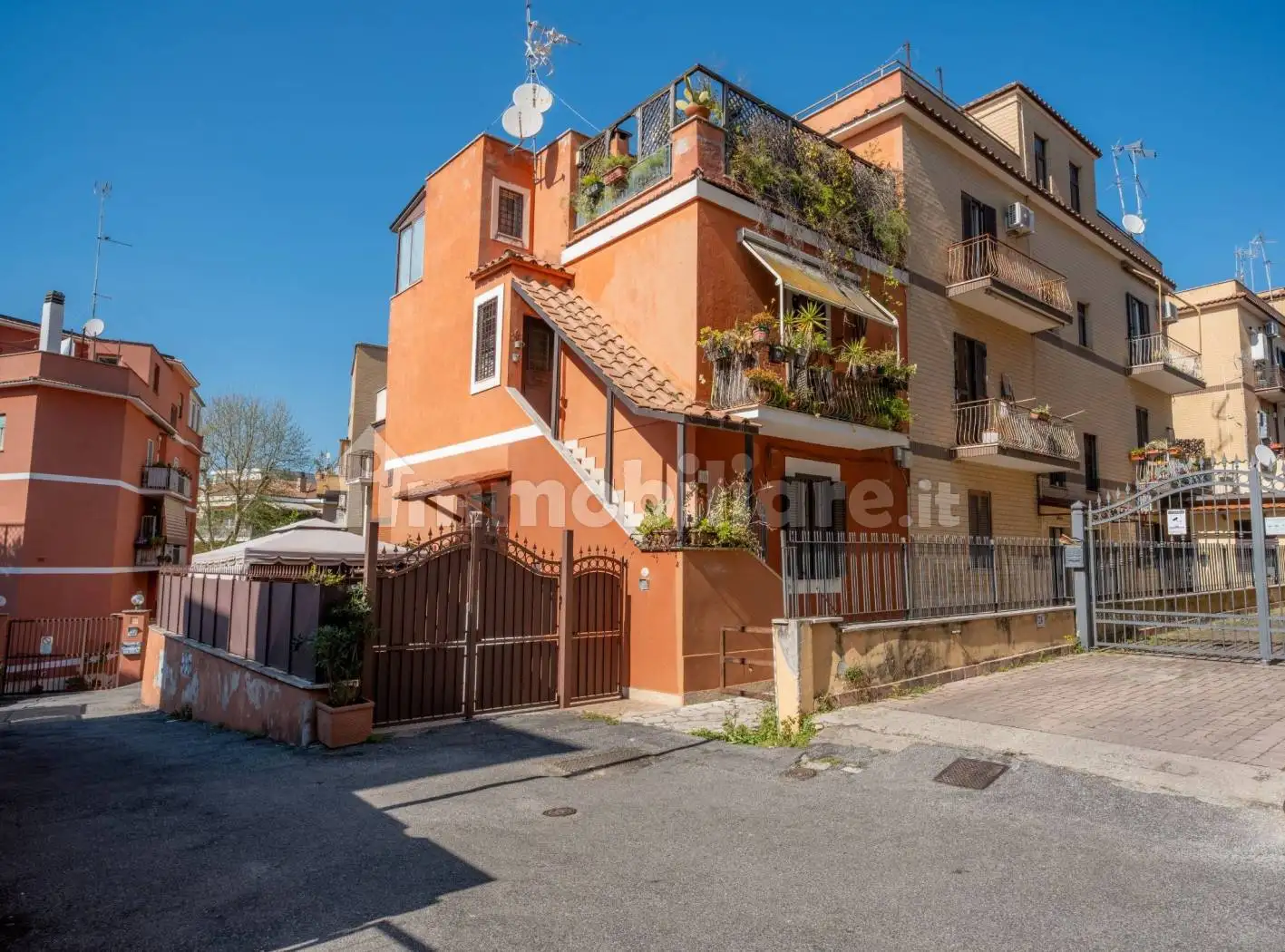 Terratetto plurifamiliare in vendita a Roma
