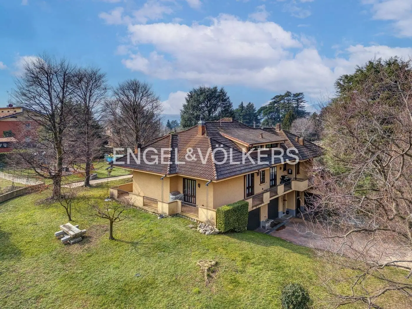 Villa in vendita a Longone al Segrino