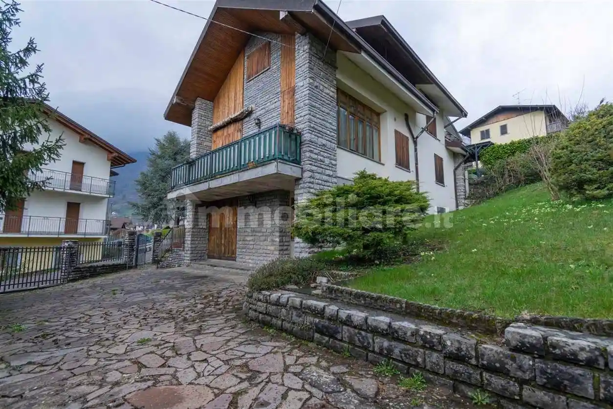 Villa in vendita a Serina