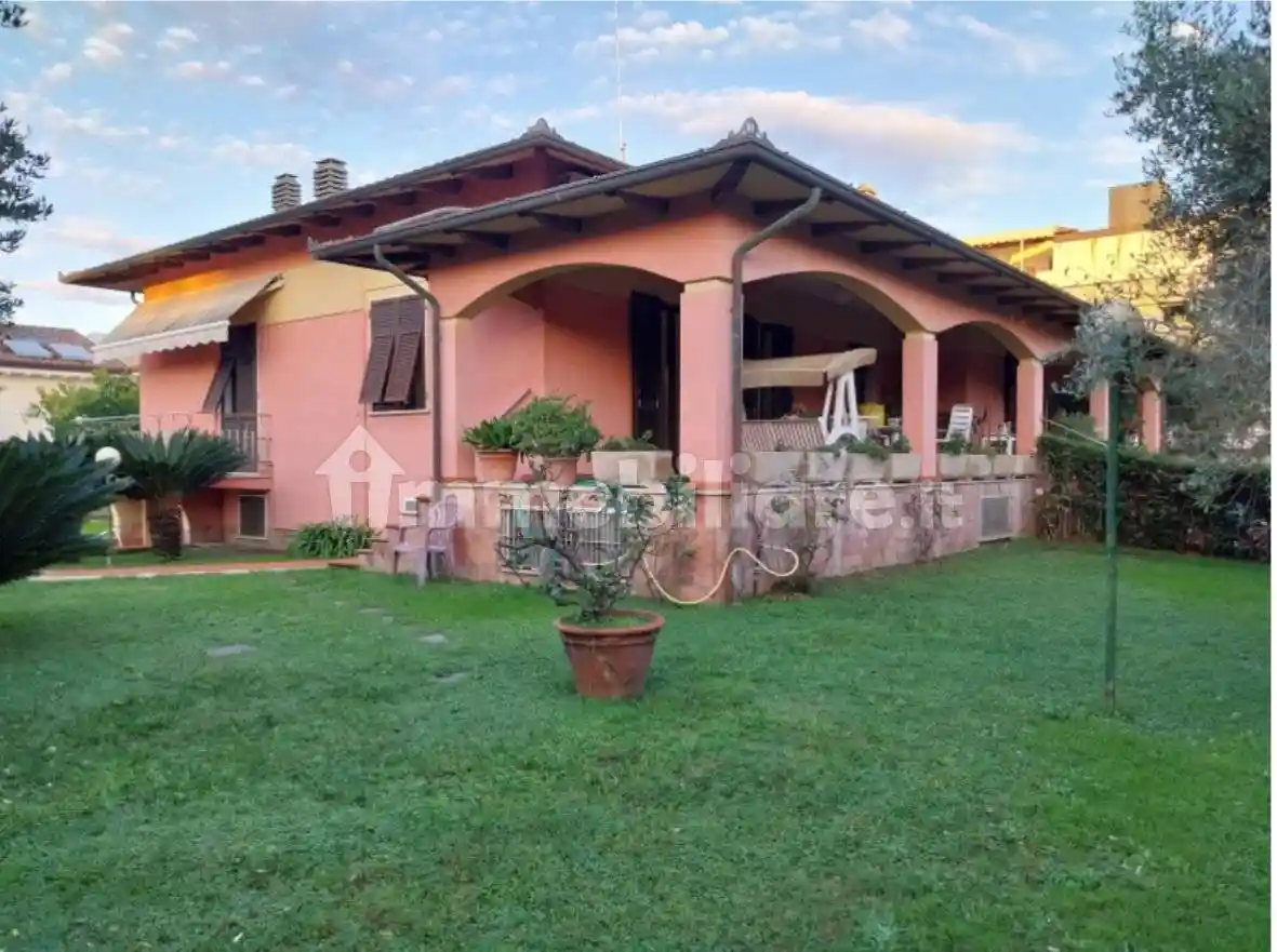 Villa in vendita a Carrara