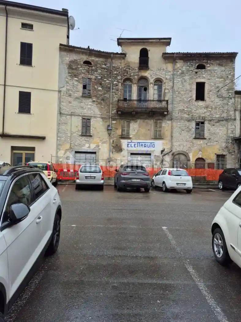 Palazzo - Edificio in vendita a Bettola