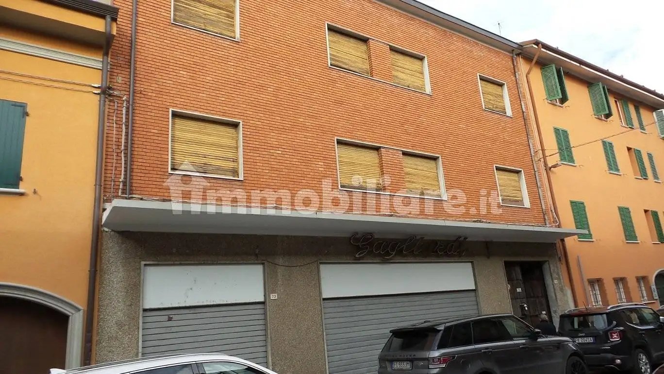 Palazzo - Edificio in vendita a Cento