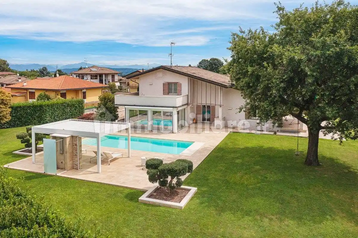 Villa in vendita a Borgo Ticino