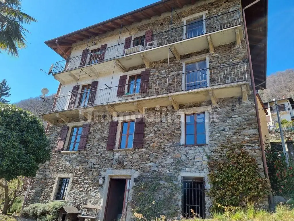 Villa in vendita a Caprezzo