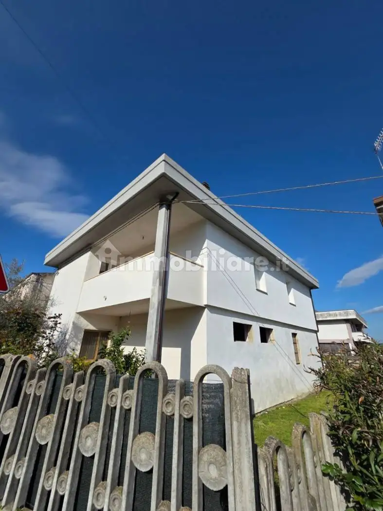 Villa in vendita a Cappelle sul Tavo