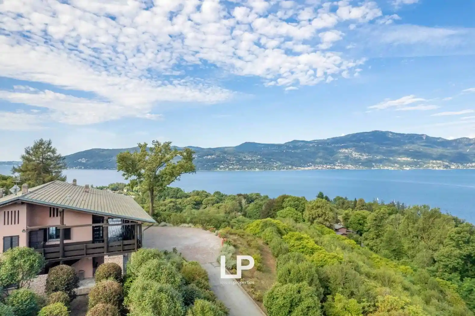 Villa in vendita a Laveno-Mombello
