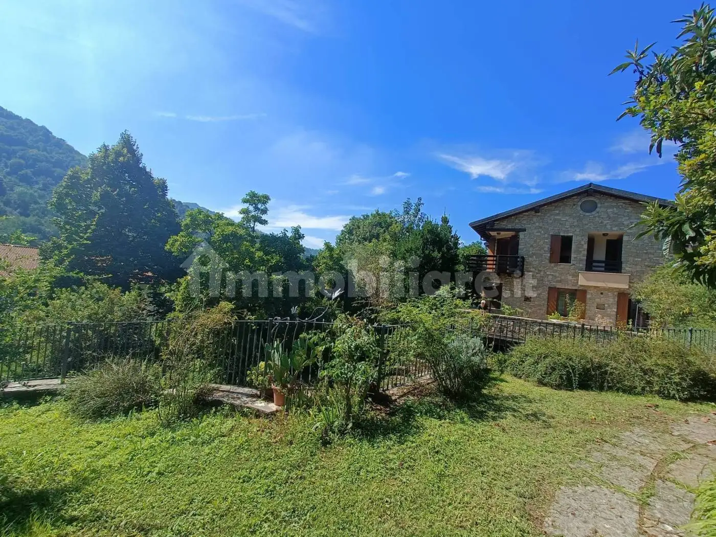 Villa in vendita a Zandobbio