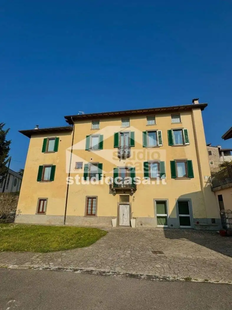 Appartamento in vendita a Solto Collina