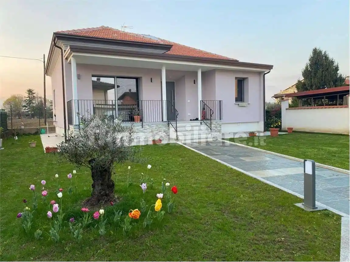 Villa in vendita a Oleggio