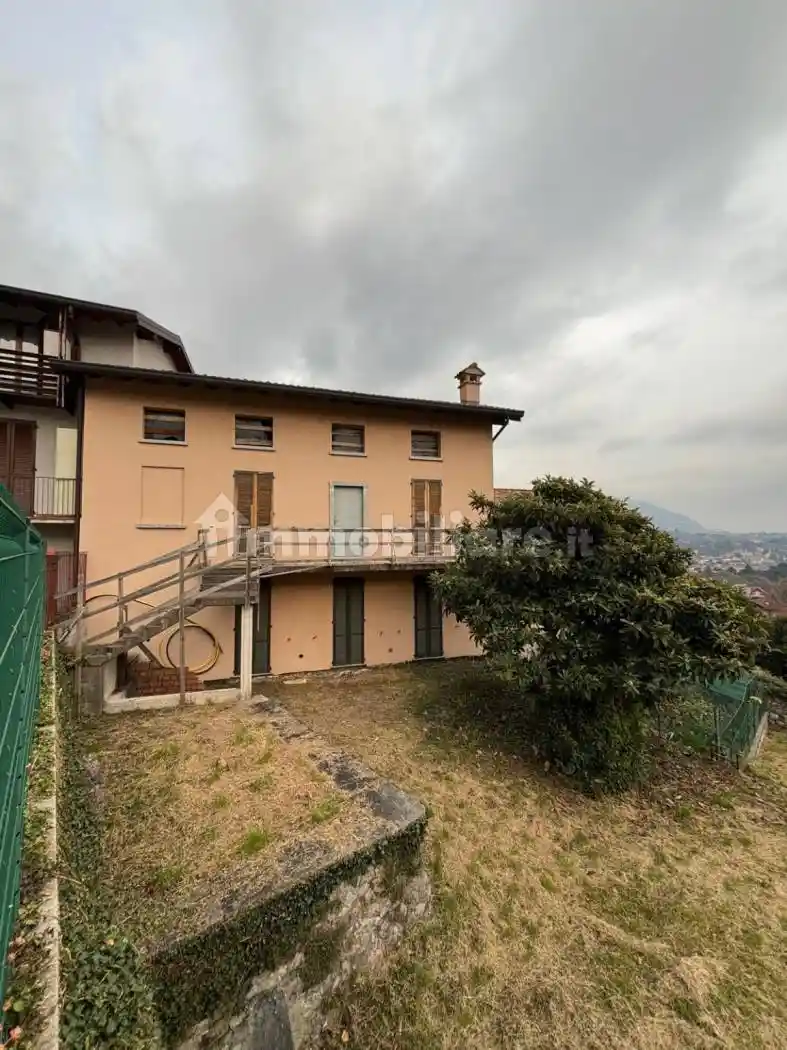 Casa indipendente in vendita a Erba