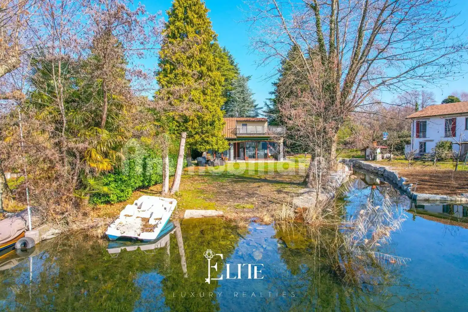 Villa in vendita a Travedona-Monate