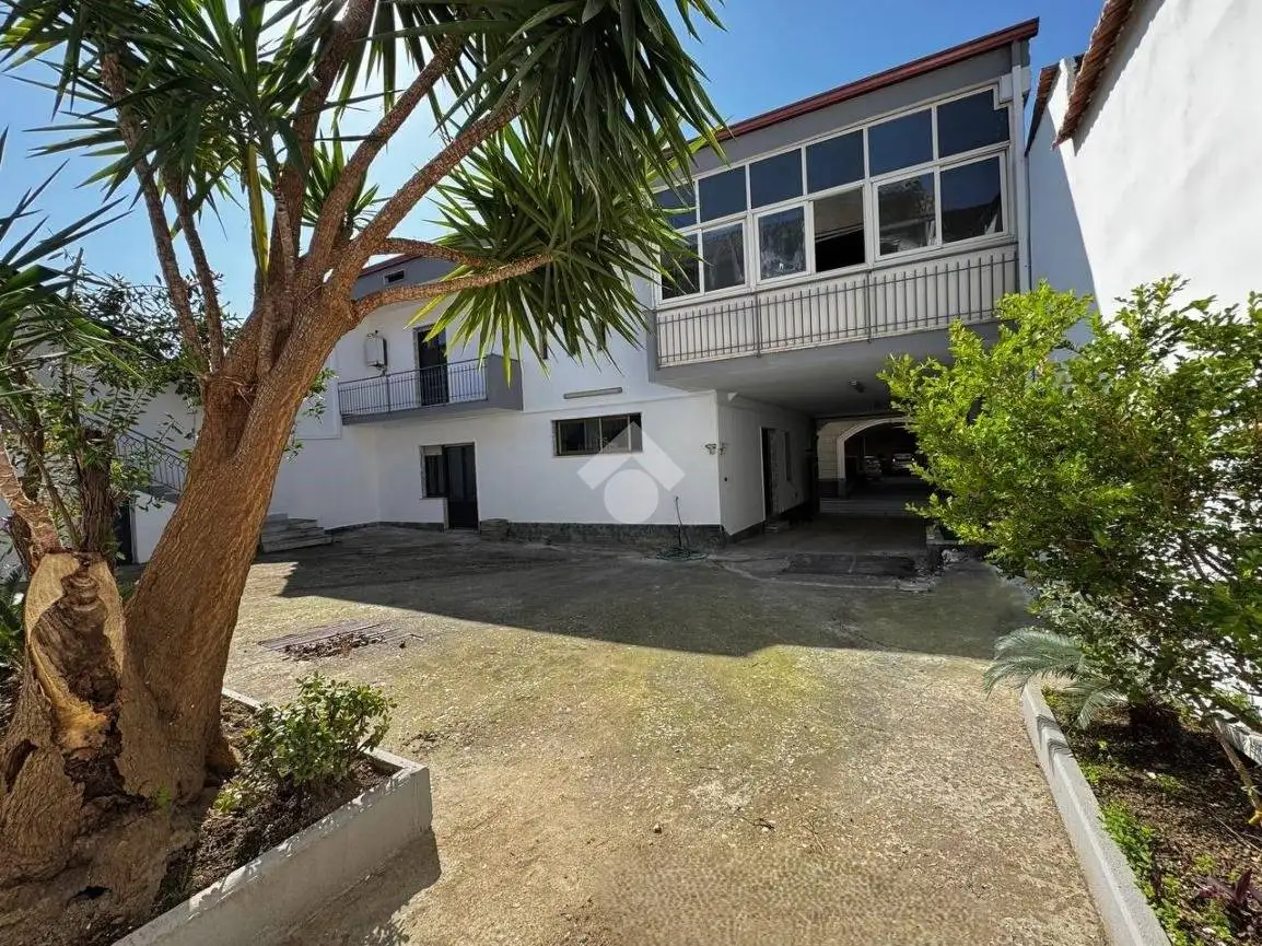 Palazzo - Edificio in affitto a Trentola-Ducenta