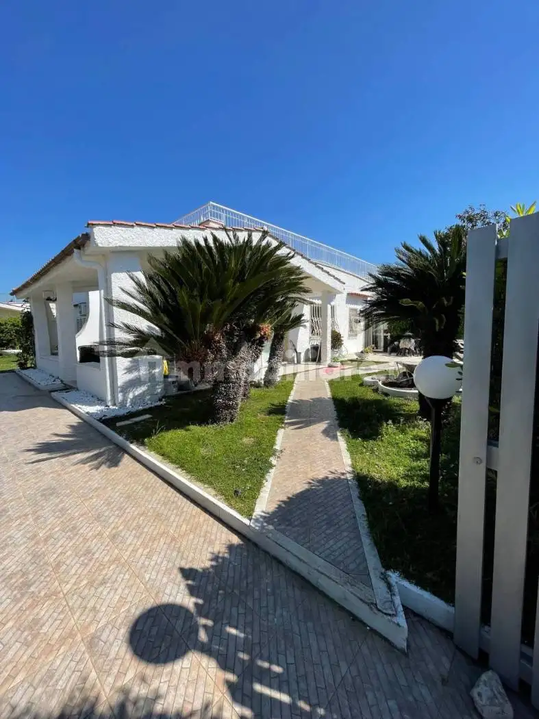 Villa bifamiliare via dei Glicini 53, Cerenova, Cerveteri