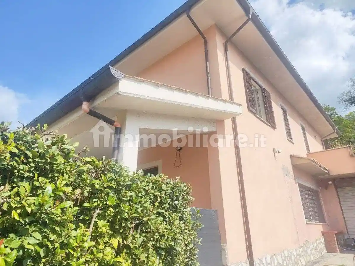 Villa in vendita a Fara in Sabina