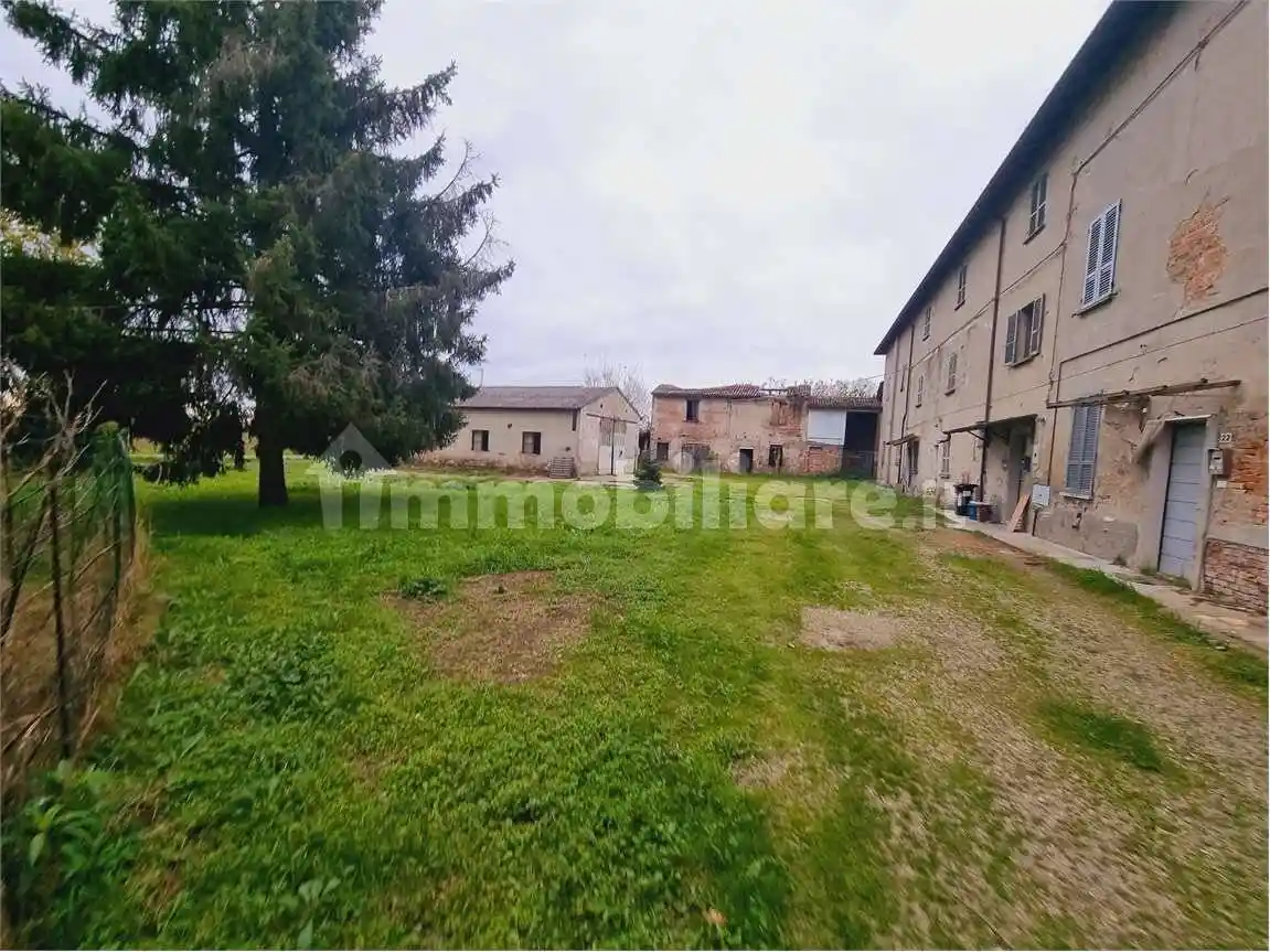 Palazzo - Edificio in vendita a Cadeo