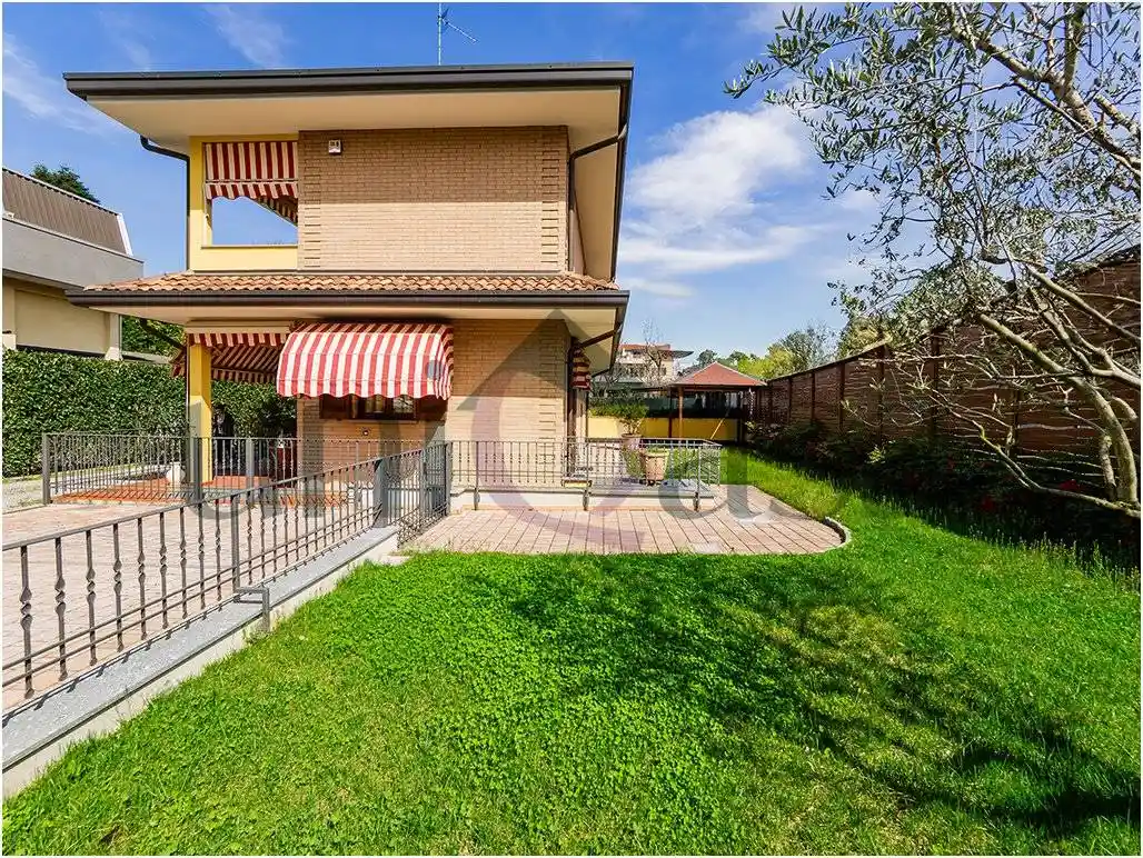 Villa in vendita a Meda