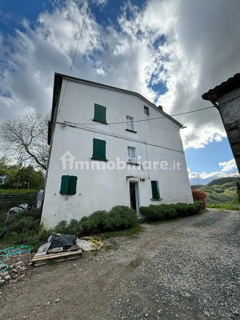Casa indipendente in vendita a Varano de' Melegari