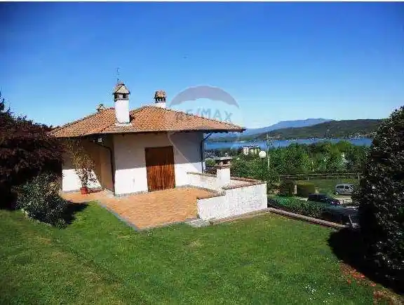 Villa in vendita a Dormelletto