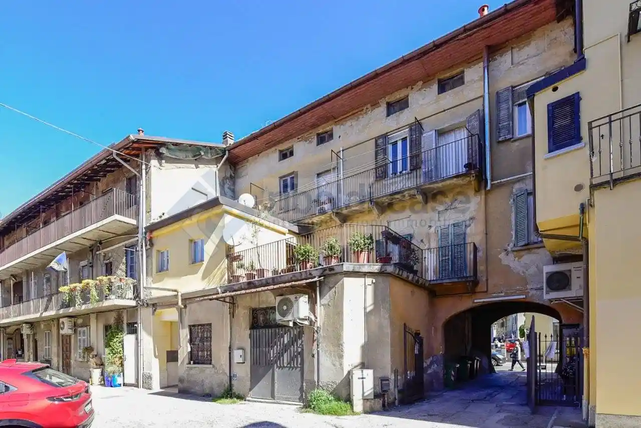 Palazzo - Edificio in vendita a Carate Brianza