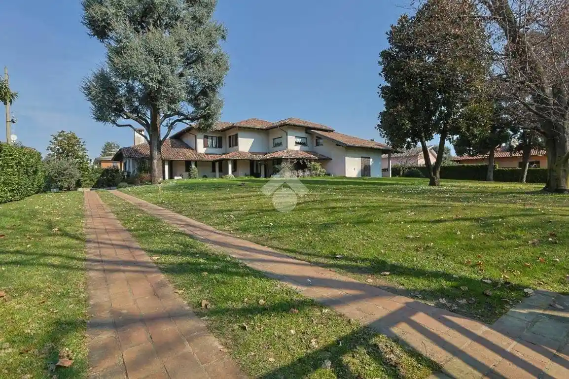 Villa in vendita a Caronno Pertusella