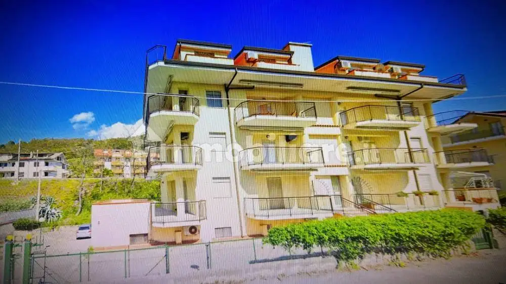 Appartamento in affitto a Falerna