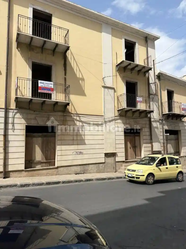 Palazzo - Edificio in vendita a Gela