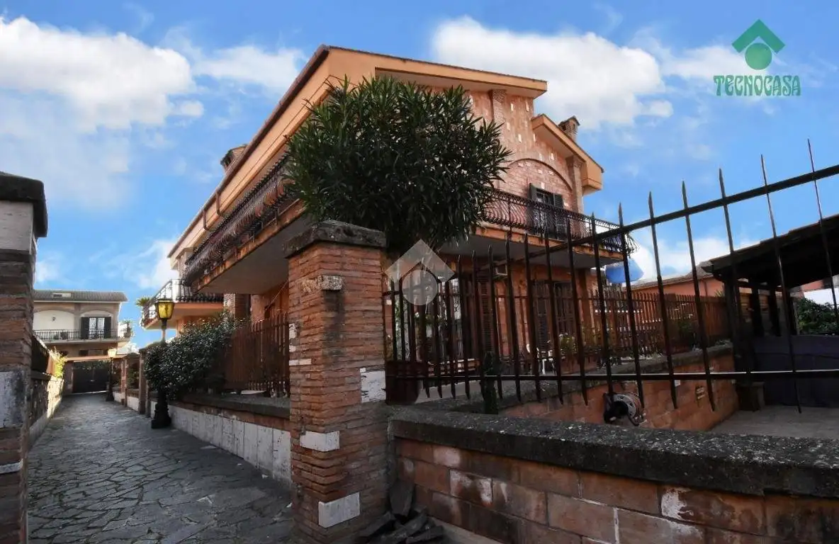 Villa bifamiliare in vendita a Roma