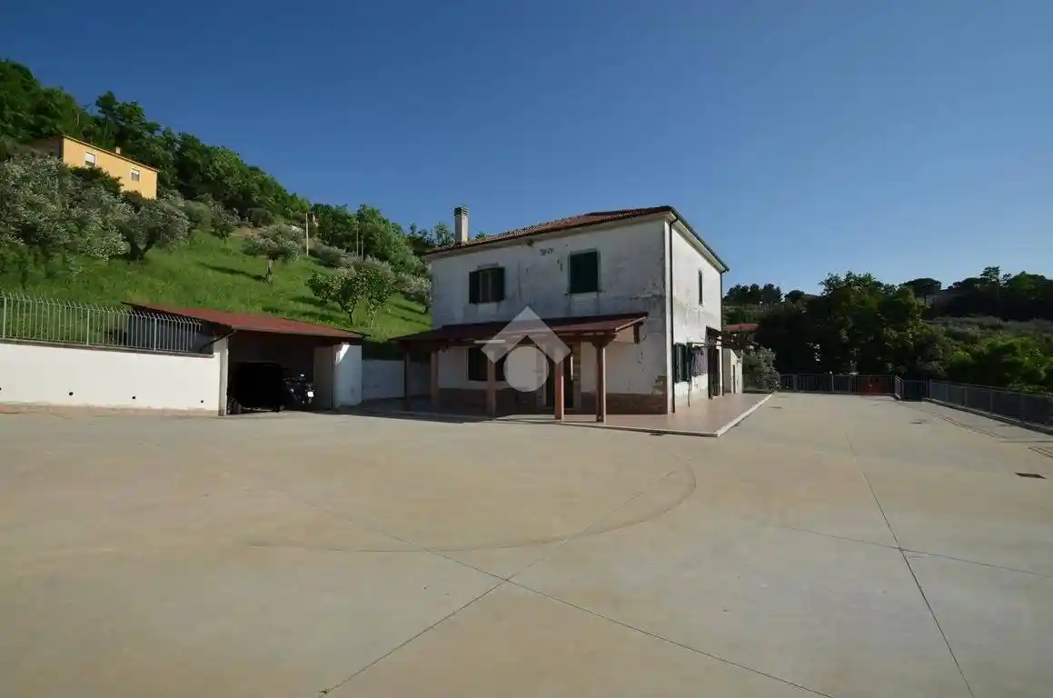 Villa unifamiliare, buono stato, 238 m², Città Sant'Angelo - foto 2