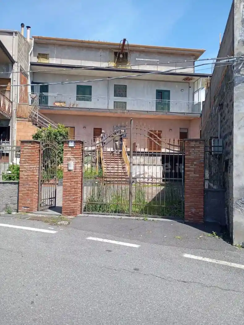 Palazzo - Edificio in vendita a Ragalna