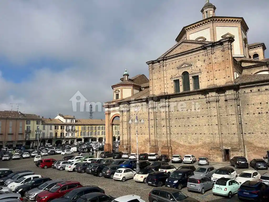Palazzo - Edificio in vendita a Voghera