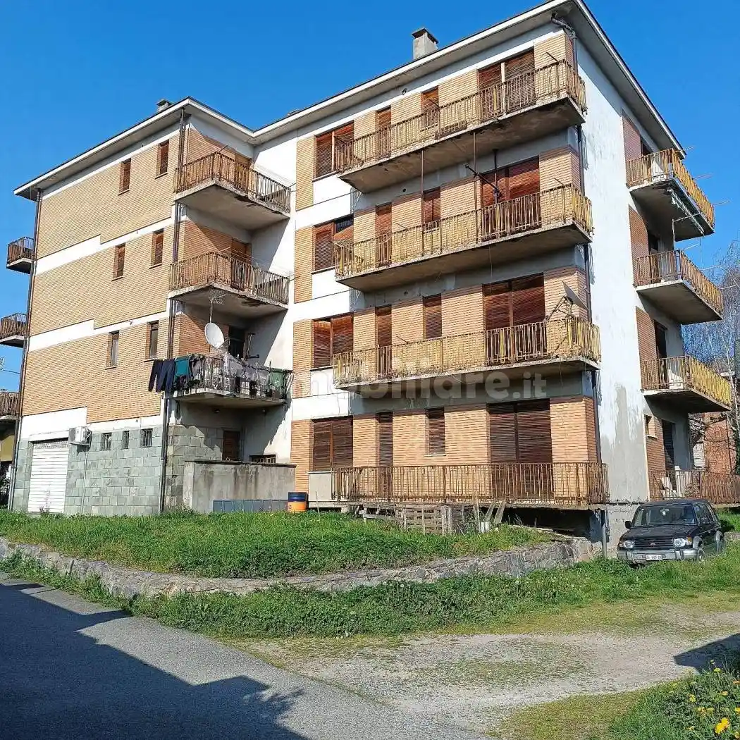 Palazzo - Edificio in vendita a Favria