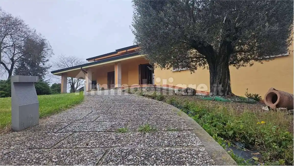 Villa in vendita a Poggio Rusco