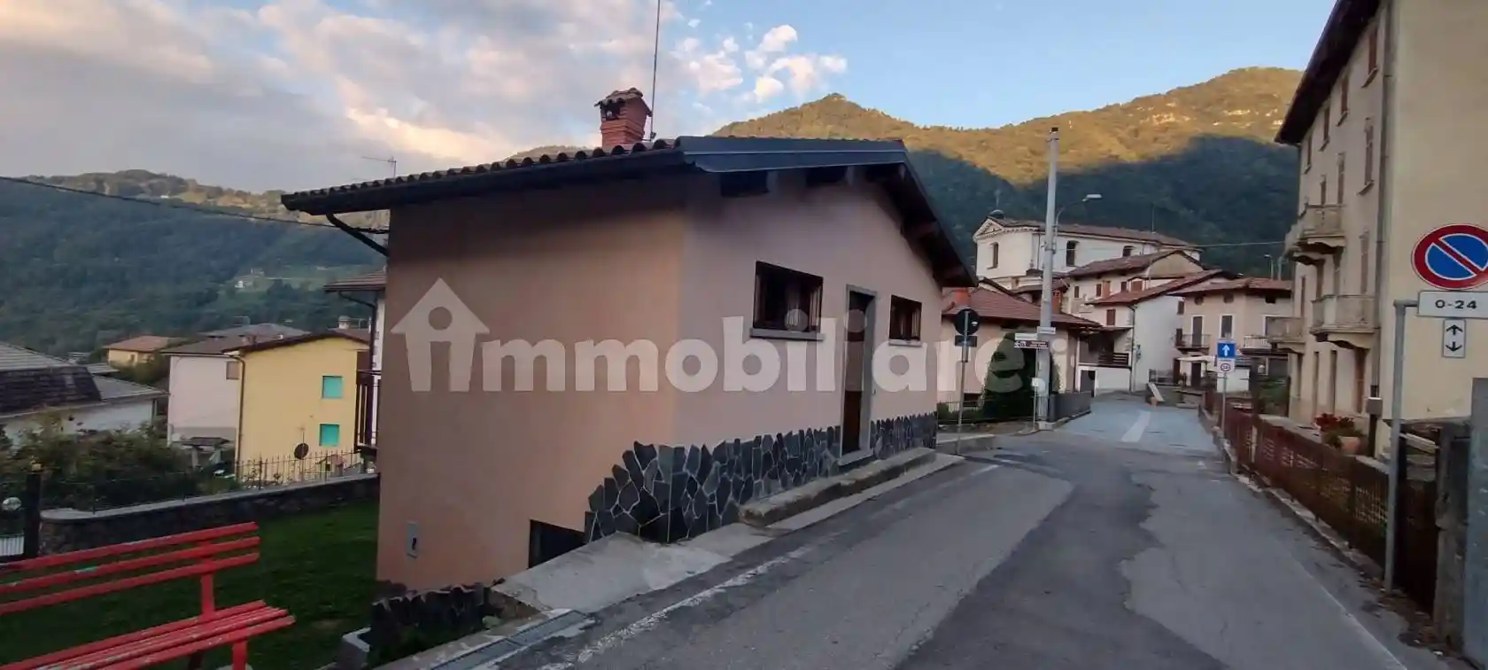 Casa indipendente in vendita a Val Brembilla