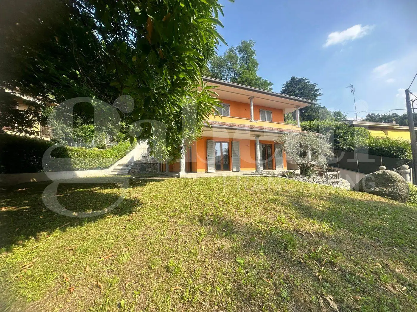 Villa in vendita a Longone al Segrino