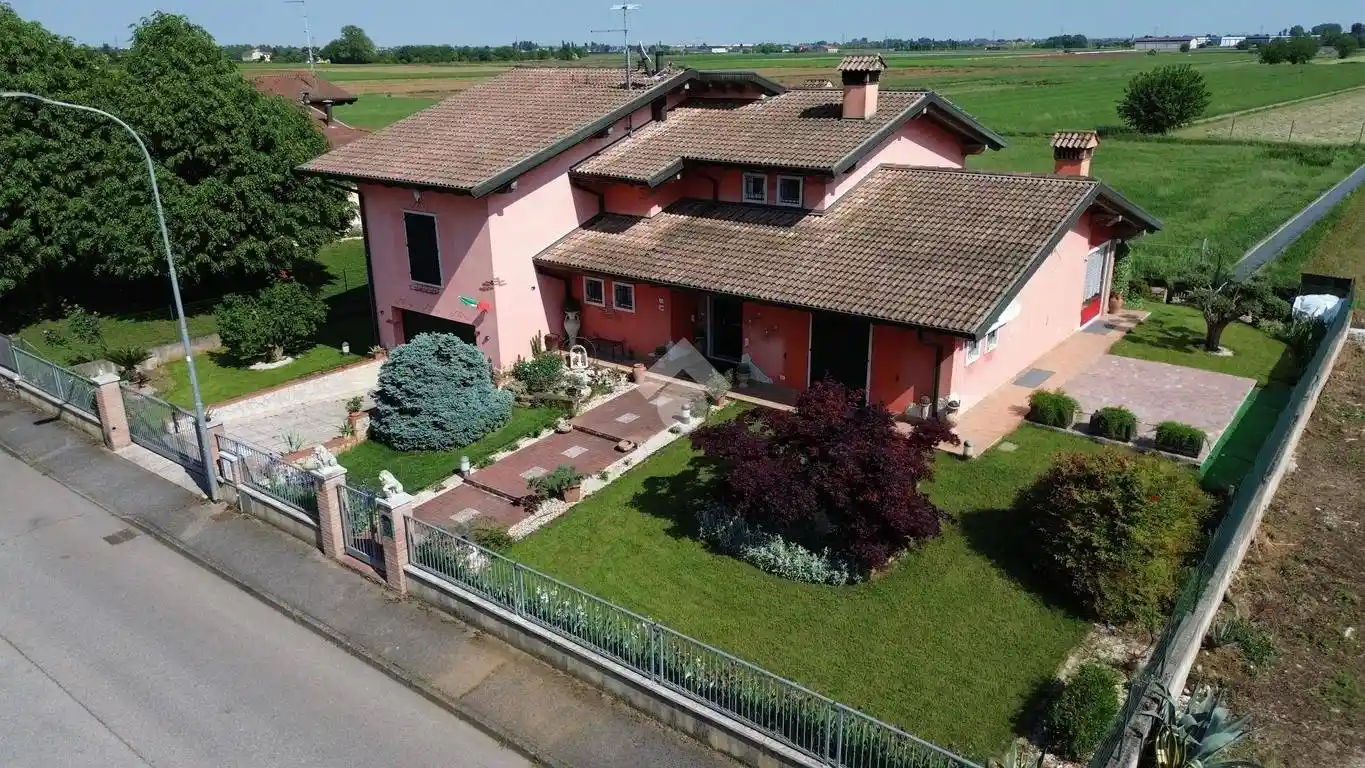 Villa in vendita a Roverbella